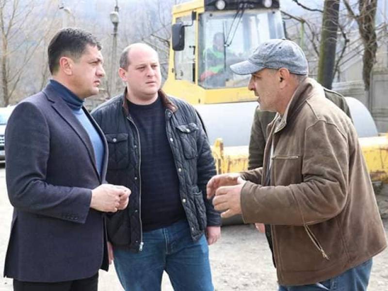 გუბერნატორი და მერი ცაგერში ინფრასტრუქტურულ ობიექტებზე მიმდინარე სამუშაოებს ადგილზე...